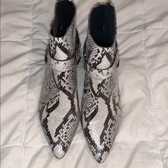 New Vince Camuto Snakeskin Kitten Heel Booties 😍 - Picture 3 of 5